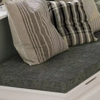 Elegante y práctico banco esquinero en forma de L con almacenamiento para organizar el hogar