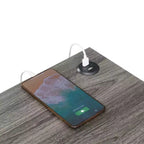 Mesa auxiliar HomeStock Belmont con estación de carga y estante, dos puertos USB, mesa auxiliar elegante con diseño de marco entrecruzado para decoración de dormitorio