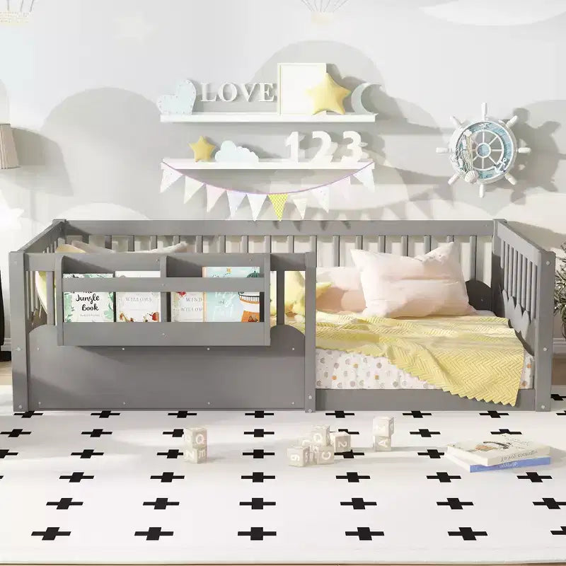 Cama Montessori de madera para niños, tamaño individual/matrimonial/king, con valla elevada y estantería, diseño de perfil bajo