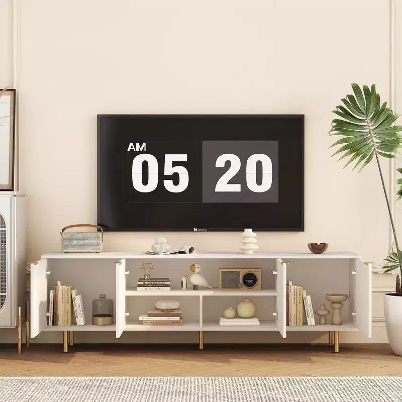 Mueble de TV Moderno de 68 Pulgadas con Ranuras, Puertas de Almacenamiento y Estantes para Medios, Adecuado para televisores de 55 pulgadas o más. Ideal para Salas de Estar. Color Blanco.