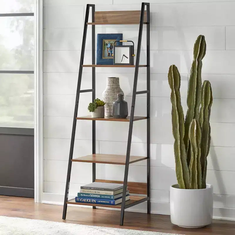 Escritorio y estantería Denton Ladder de 2 piezas Nogal/Negro: Escritorio de estantería inclinada con almacenamiento abierto, MDF y estructura metálica