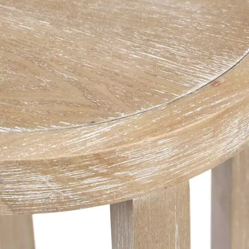 Mesa auxiliar redonda Harley Trigo: Martha Stewart, chapa de fresno, estante de ratán, 71 cm de altura