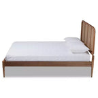 Cama con Plataforma King Elston de Madera y Ratán Sintético Marrón/Nogal Fresno - Diseño de Mediados de Siglo, Patas Torneadas