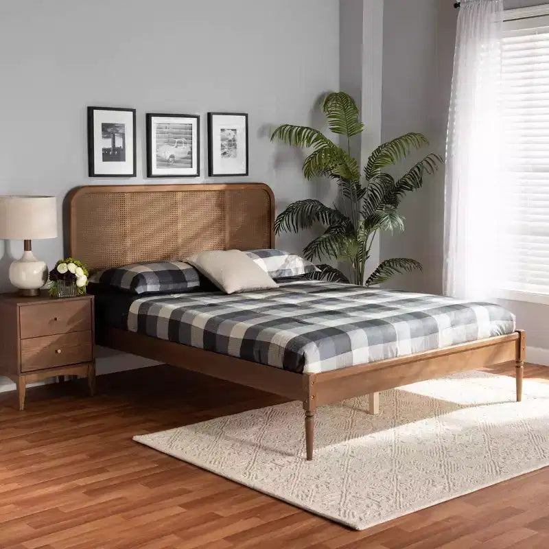 Cama con Plataforma King Elston de Madera y Ratán Sintético Marrón/Nogal Fresno - Diseño de Mediados de Siglo, Patas Torneadas