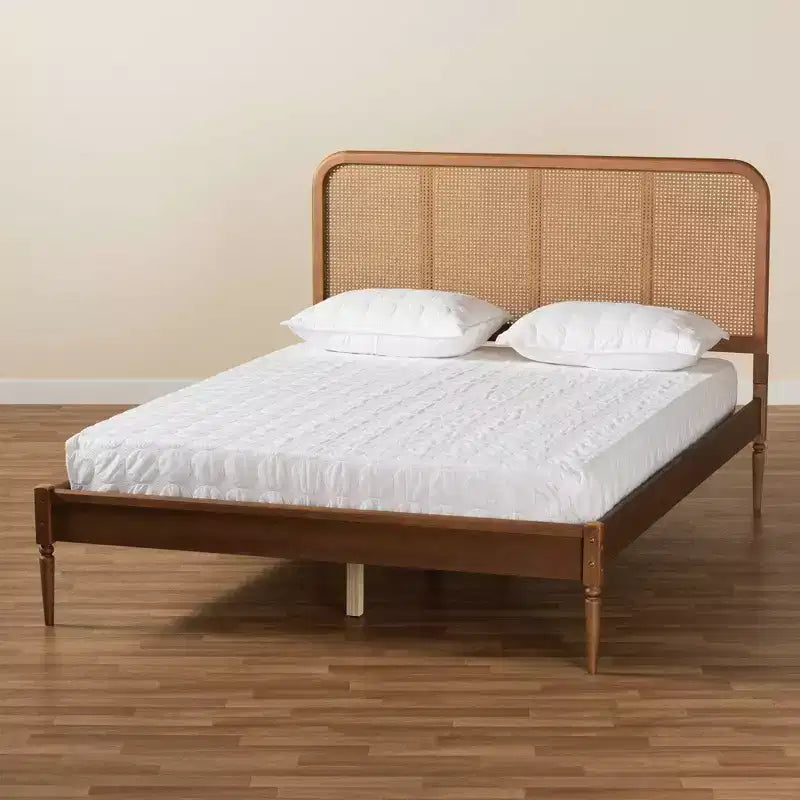 Cama con Plataforma King Elston de Madera y Ratán Sintético Marrón/Nogal Fresno - Diseño de Mediados de Siglo, Patas Torneadas