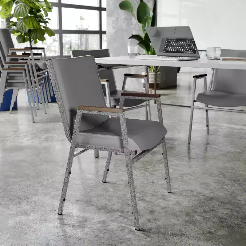 Silla apilable de alta resistencia con brazos de la serie HERCULES